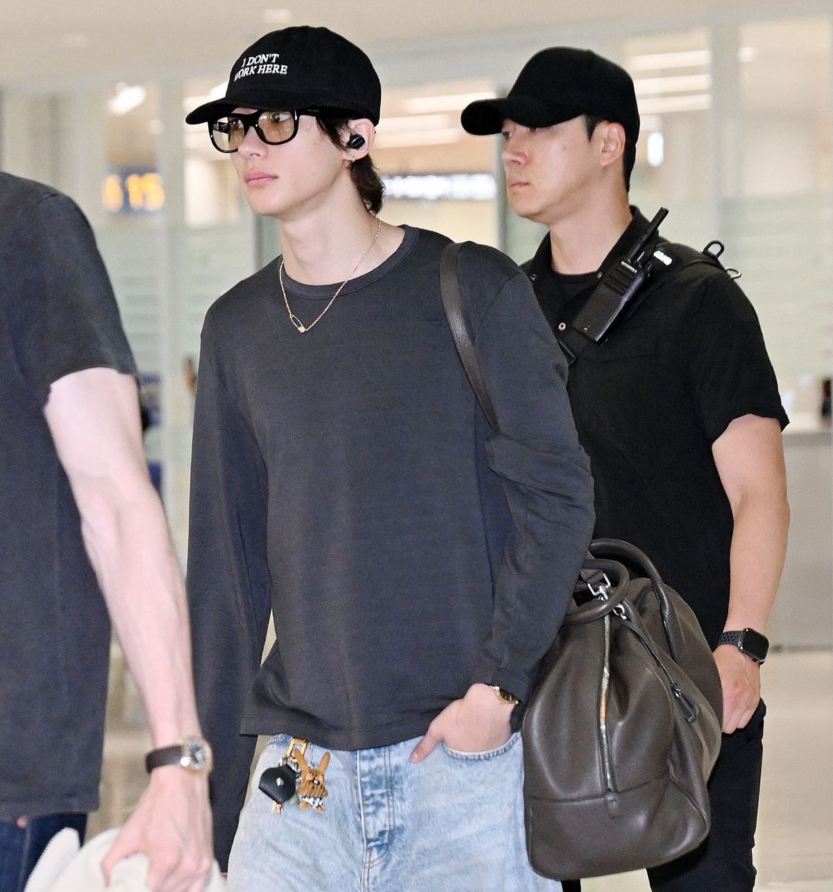 최애 모자와 함께, 공항에 앤톤 외계인 등장. / 이미지 출처: Getty Images 