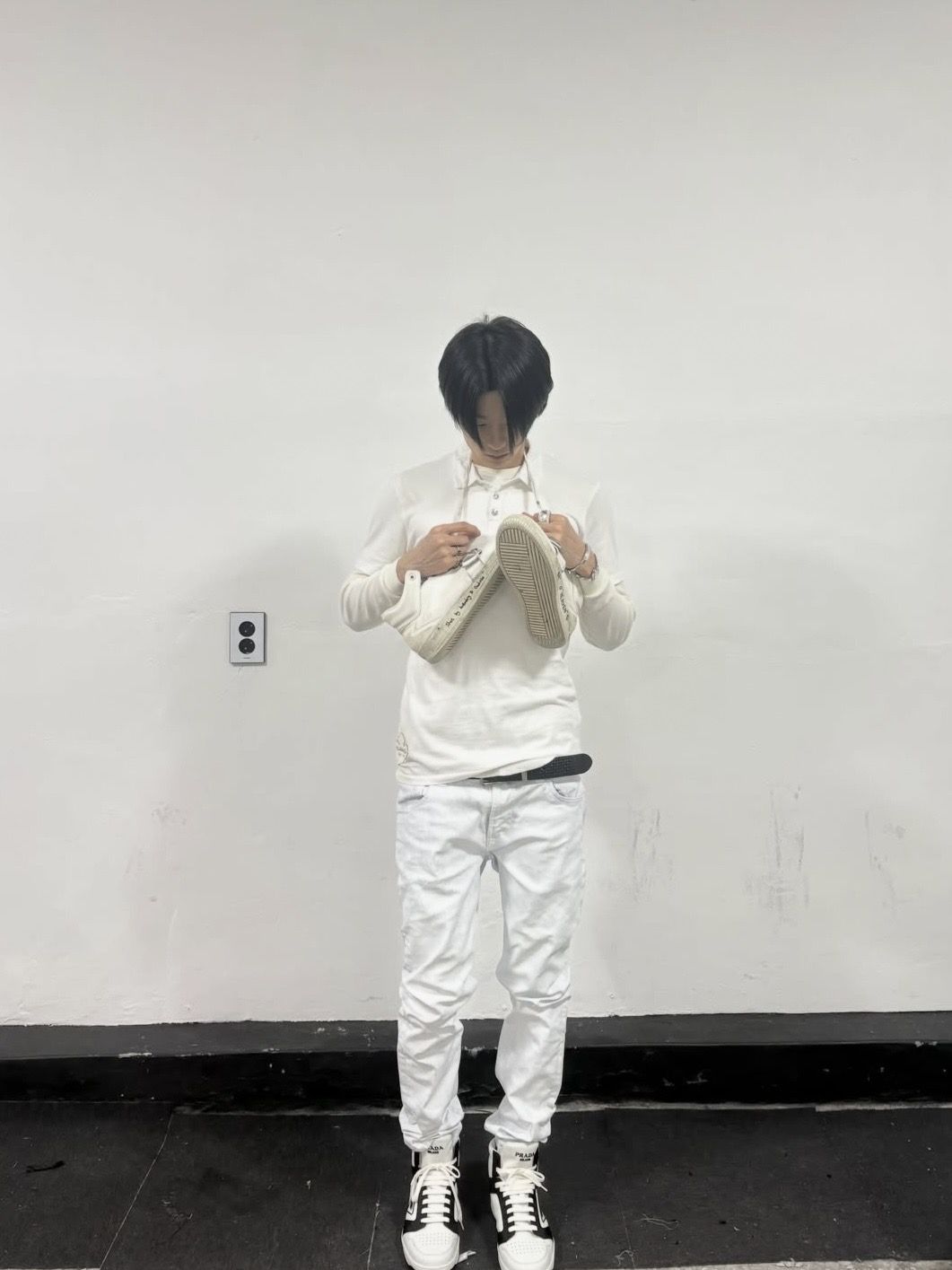 상하의를 화이트로 통일해 슬림한 실루엣을 살린 나우아임영. / 이미지 출처: 나우아임영 인스타그램