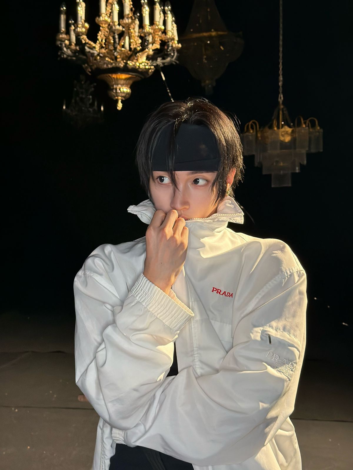 깔끔한 흰색에 레드 색상으로 로고에 포인트를 준 프라다 바람막이를 착용한 라이즈 원빈 / 이미지 출처: @riize_official