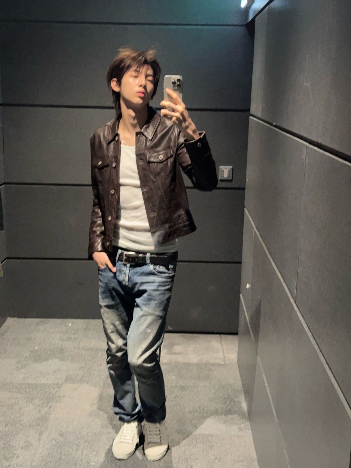 브라운 레더 재킷에 슬림한 워싱 데님을 매치한 코르티스 주훈. / 이미지 출처: 코르티스 위버스 커뮤니티