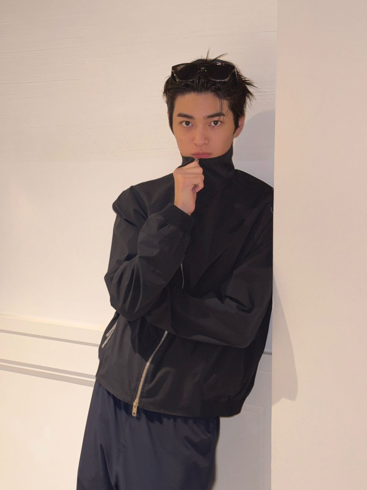 디올 몽테뉴 자수 로고가 돋보이는 딥 블루 색상의 바람막이를 착용한 코르티스 건호 / 이미지 출처: @cortis