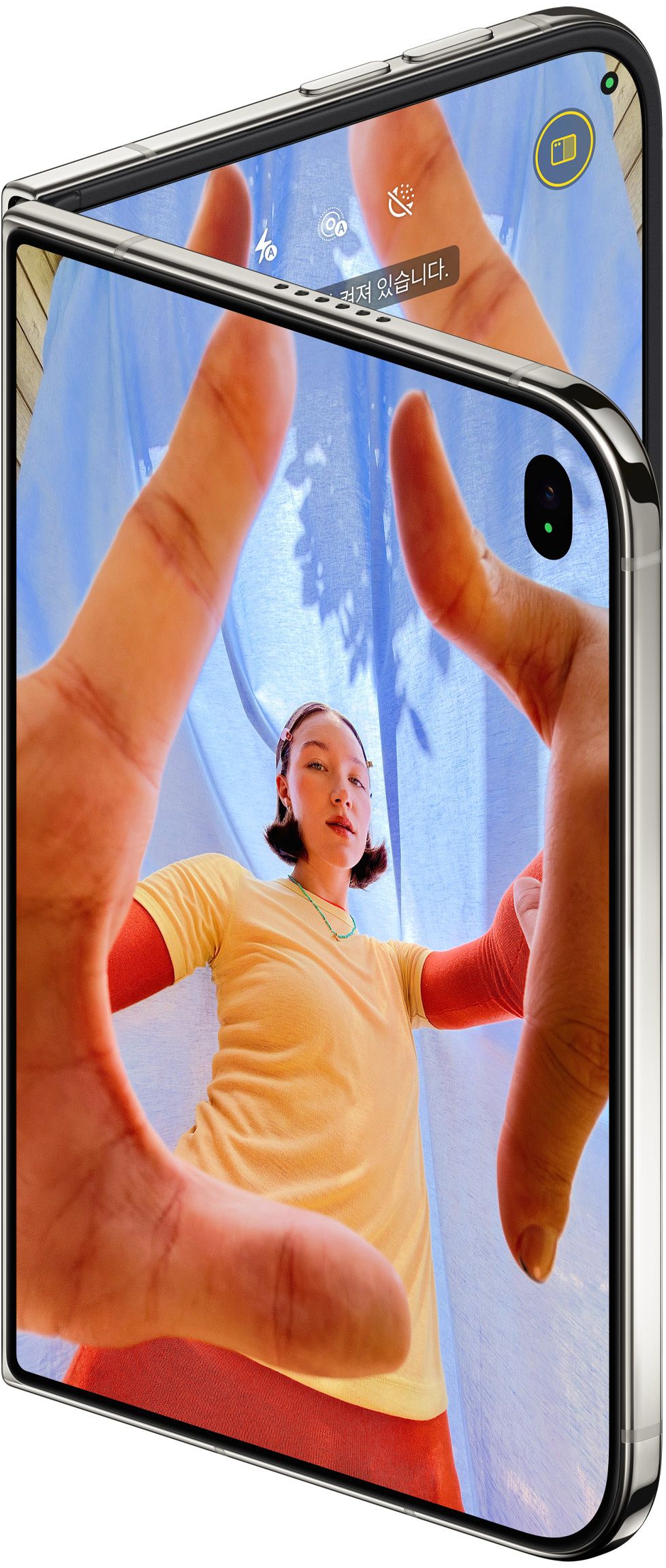 48MP 퓨전 메인 및 울트라 와이드 카메라, 12MP 센터 스테이지 전면 카메라, 언더 디스플레이 페이스 타임 카메라로 구성된 아이폰 듀오. / 이미지 출처: 애플