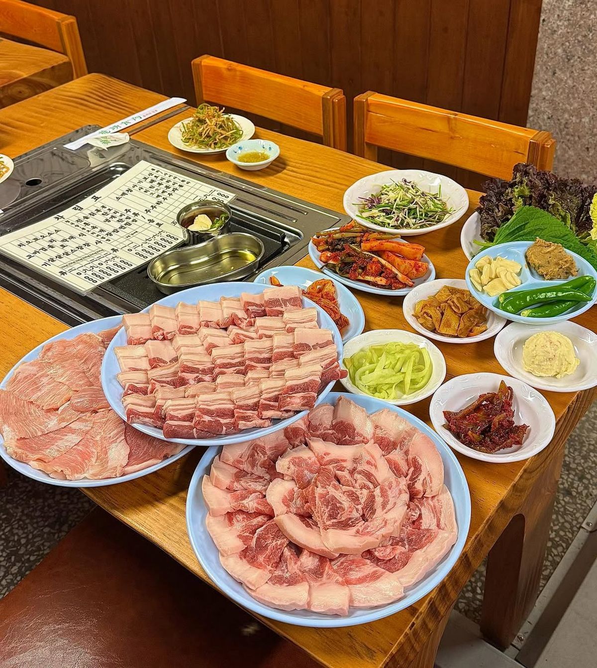 여러 부위의 돼지고기와 곁들임을 푸짐하게 내는 용머리식육. / 이미지 출처: 용머리식육 공식 인스타그램 @yongmeori_yongsan