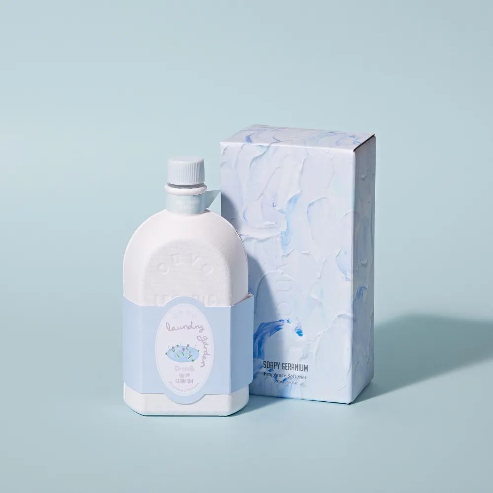 첫 향에서는 그린하고 달콤한 비누향이 느껴지고, 이어 자스민과 제라늄이 중심을 잡고, 마지막에는 머스크와 패출리가 더해져 차분하고 포근한 잔향으로 마무리되는 섬유유연제. / 이미지 출처: 우브에