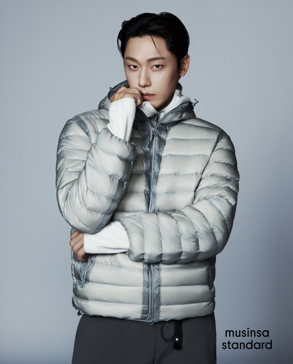 가벼운 무게감 속에 600 필파워 덕다운을 알차게 채워 넣어 탄탄한 보온성을 확보한 경량 패딩. / 이미지 출처: 무신사