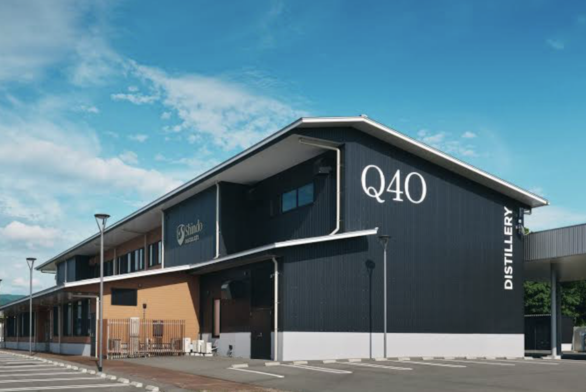 모던한 외관과 ‘Q40 DISTILLERY’ 레터링이 눈에 띄는 후쿠오카 아사쿠라의 신도 증류소. / 이미지 출처: SHINDO LAB 공식 홈페이지