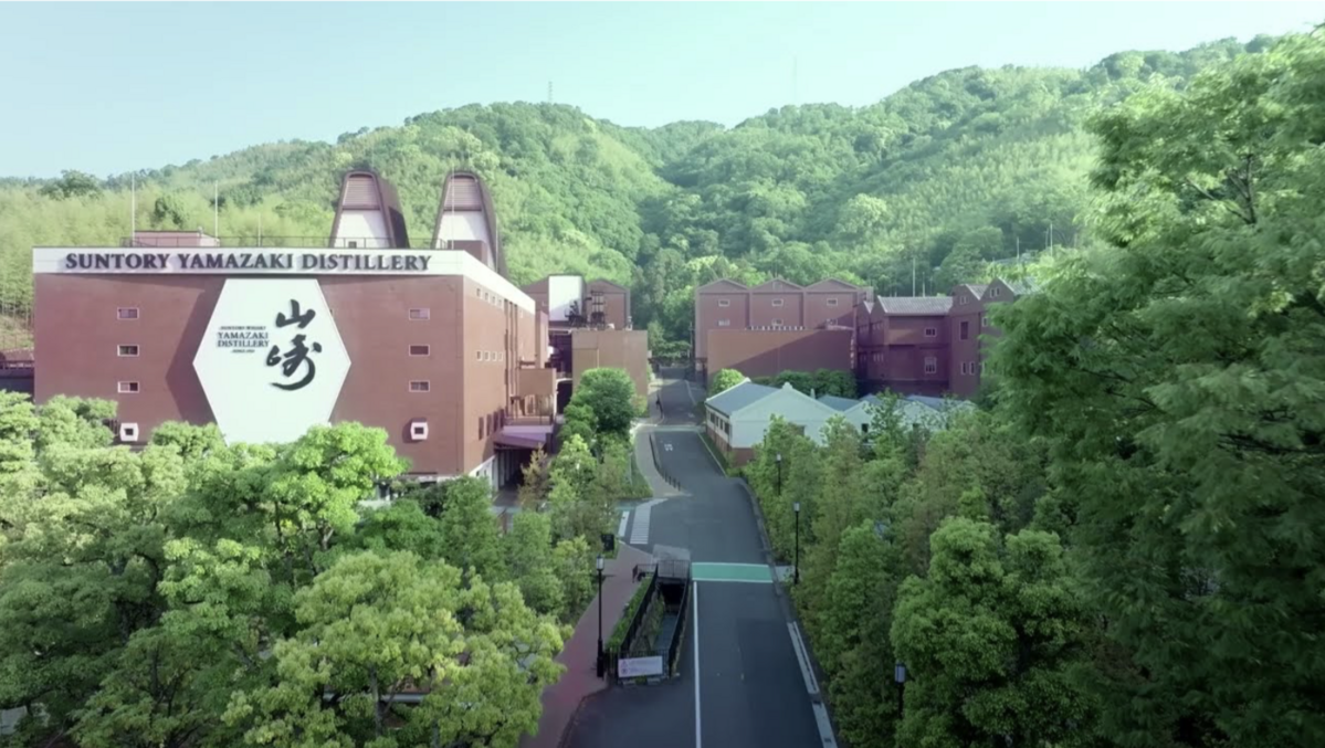 푸른 산과 숲 사이에 자리한 산토리 야마자키 증류소의 전경. 일본 최초의 본격적인 위스키 증류소로 알려진 곳이다. / 이미지 출처: 산토리 공식 홈페이지