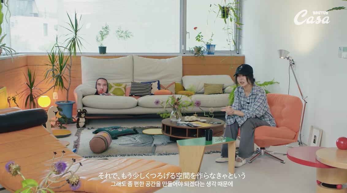 민희진이 앉은 라운지 체어 좌측(이미지 기준)에 위치한 보스턴 고사리. / 이미지 출처: 유튜브 @CasaBRUTUSmag