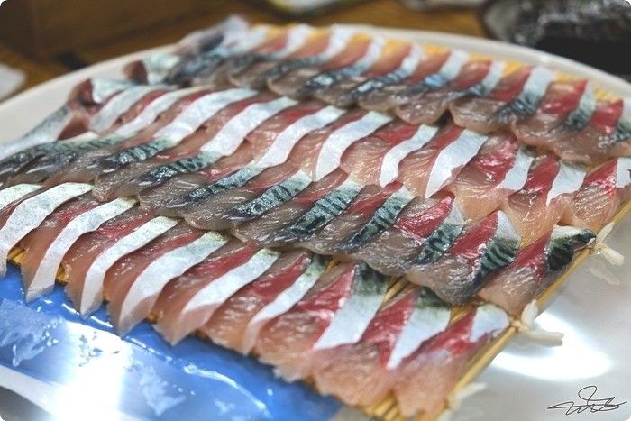 제주 모슬포 미영이네식당과 은빛 껍질이 선명한 고등어회 한 접시. 신선한 고등어를 야채무침과 함께 즐기는 제주식 고등어회로 유명하다. / 이미지 출처: 업체 제공