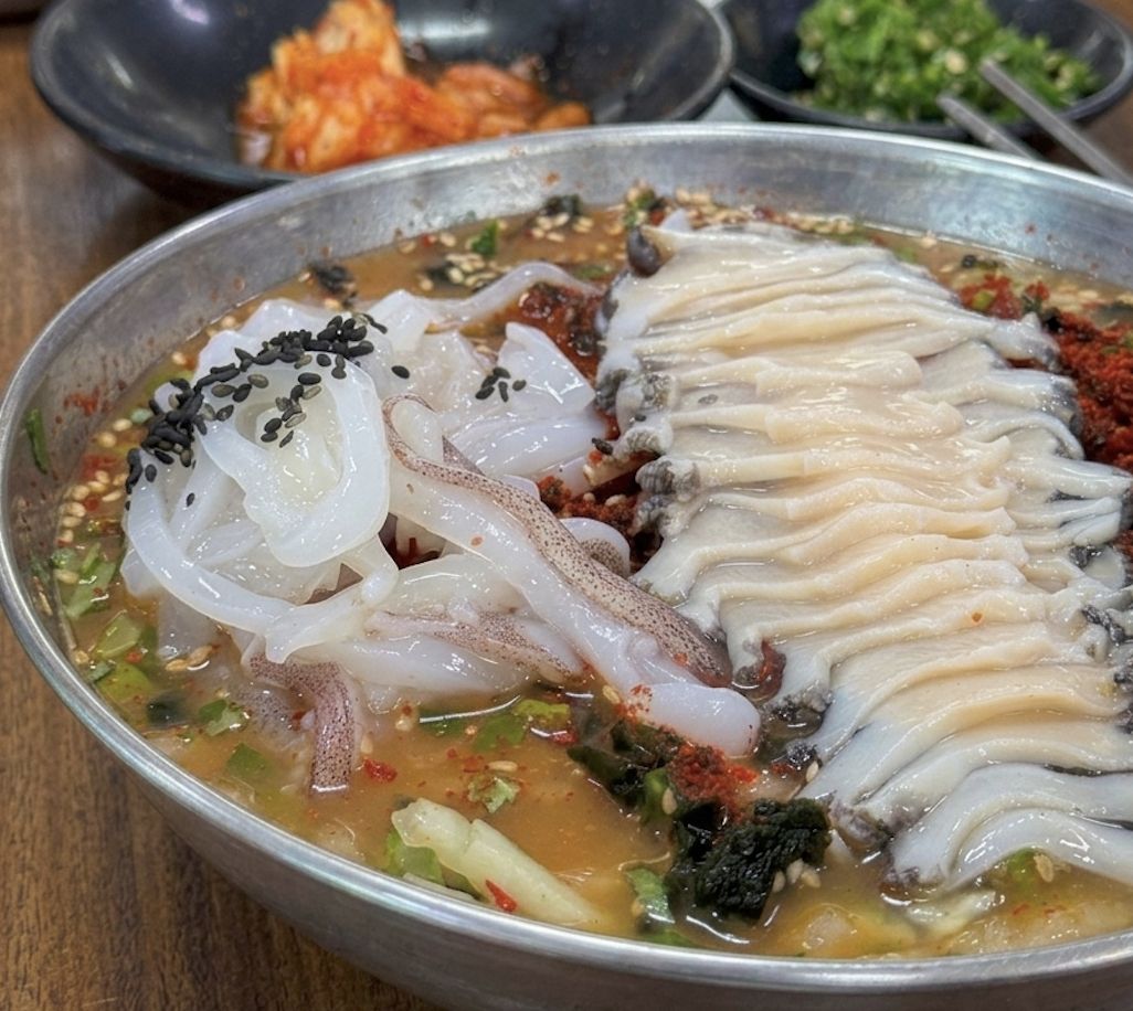 제주 서귀포 공천포식당과 한치를 듬뿍 올린 시원한 물회. 새콤한 육수와 쫀득한 한치가 어우러지는 초가을 별미다. / 이미지 출처: 업체 제공