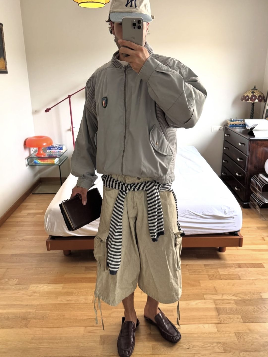 깊은 버건디 색감과 부드러운 주름으로 카고 쇼츠 차림에 차분함을 더한 셔링 로퍼. / 이미지 출처: @aader.archv