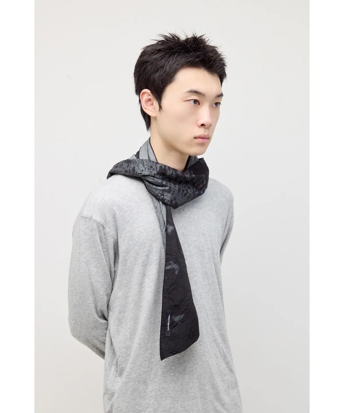 블랙 컬러에 독특한 그래픽을 더한 흔하지 않은 블랙 머플러. / 이미지 출처: 무신사 웹사이트