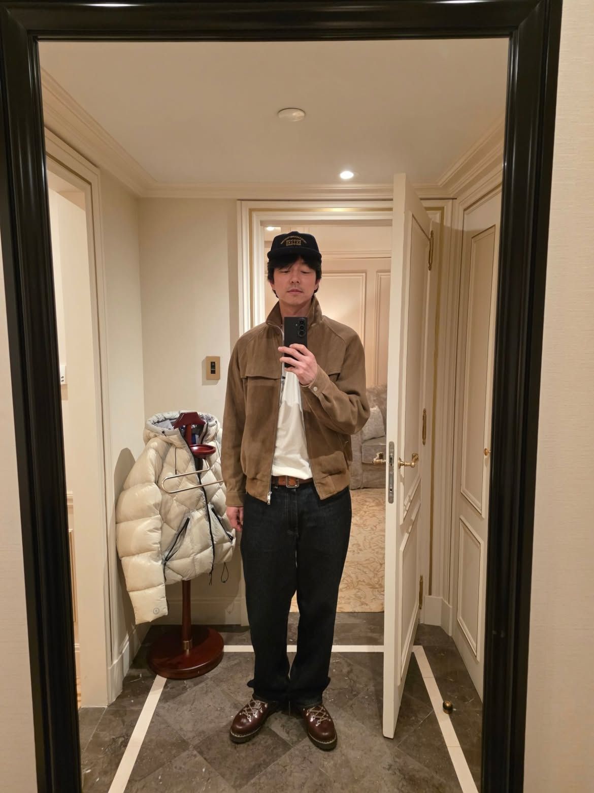 파리에서 스웨이드 블루종 자켓을 착용한 공유/ 이미지 출처: 인스타그램 @gongyoo_official