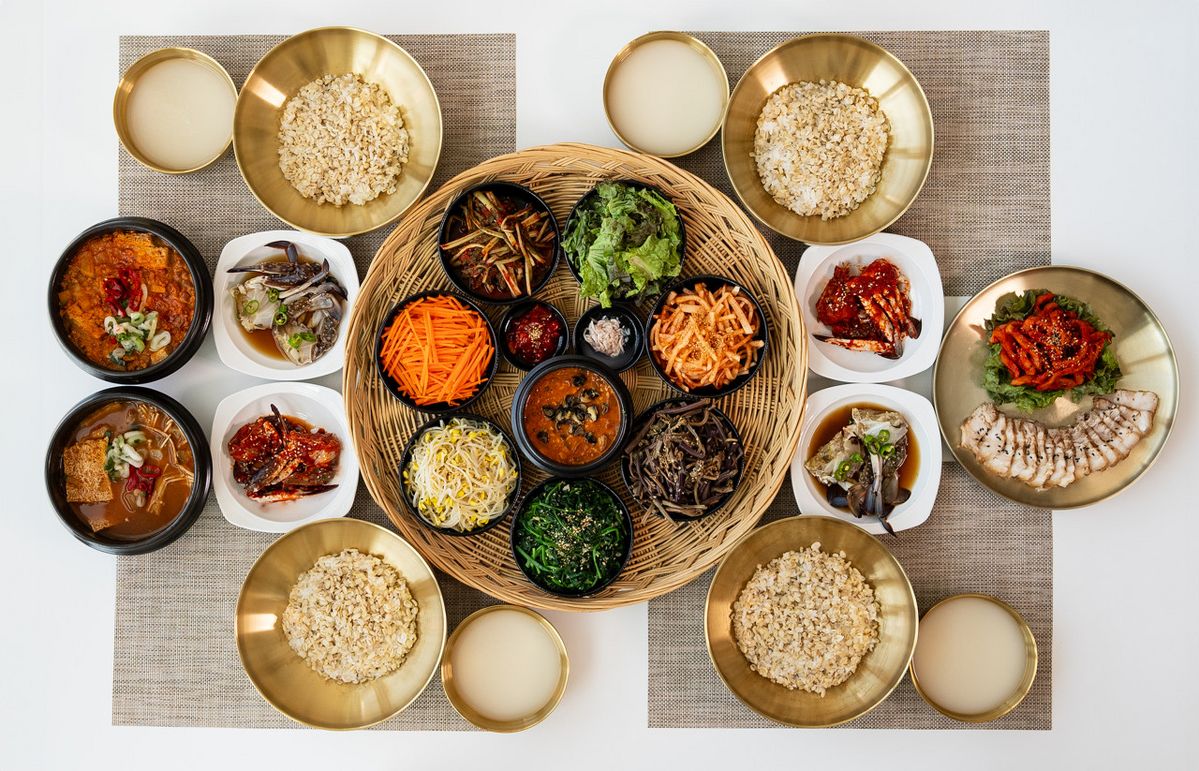 100% 연평도산 알배기 암꽃게와 속살 가득한 수꽃게, 그리고 가리비와 새우, 고니 등 여러 해산물이 가득 들어간 꽃게 해물탕을 추천. / 이미지 출처: 연평도 꽃게탕 보리밥 기흥역 기흥구청점 