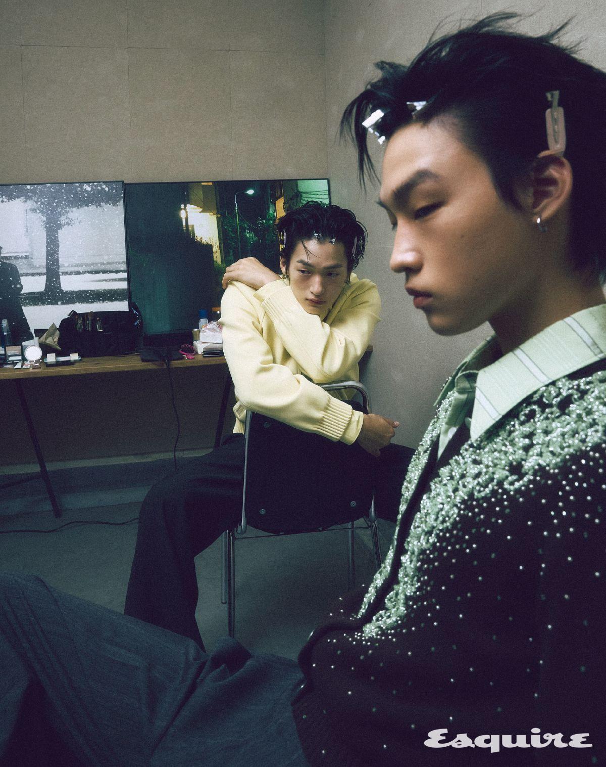 리본 타이 디테일의 옐로 시크 블루종, 블랙 플리츠 팬츠 모두 가격 미정 루이 비통. 스팽글 장식 카디건, 그린 스트라이프 셔츠 모두 가격 미정 아미리. 핀스트라이프 울 팬츠 270만원 발렌티노.