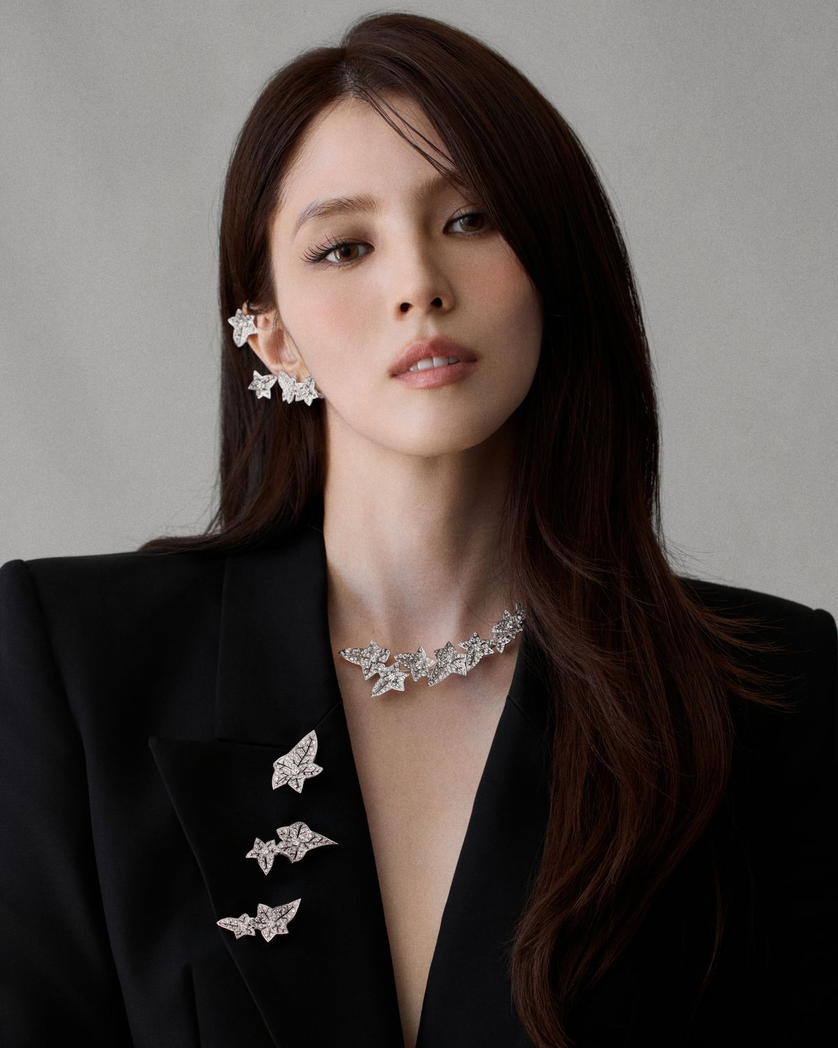 아이비 모티브의 네크리스와 비대칭 이어링, 브로치를 착용한 한소희. / 이미지 제공: 부쉐론