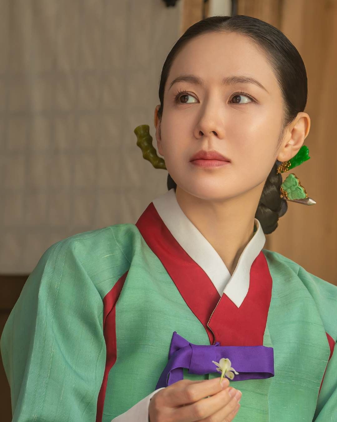다양한 녹색으로 표현한 넷플릭스 '스캔들'의 조씨부인. / 이미지 출처: 인스타그램 @netflixkr