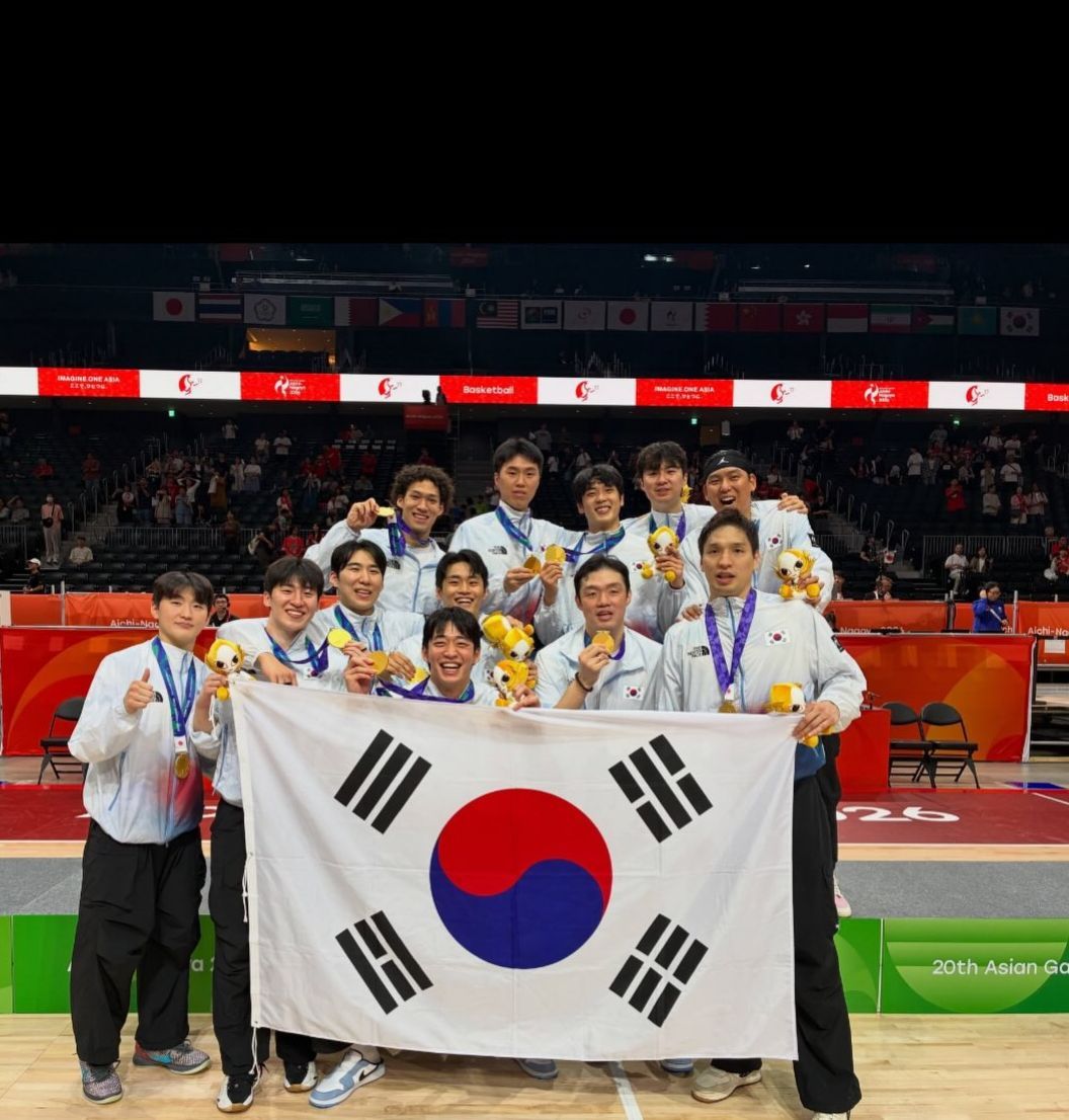 12년 만에 아이치 나고야 아시안게임에서 금메달을 획득한 남자농구 대표팀 12인. / 이미지 출처: 인스타그램 @hylee.1023