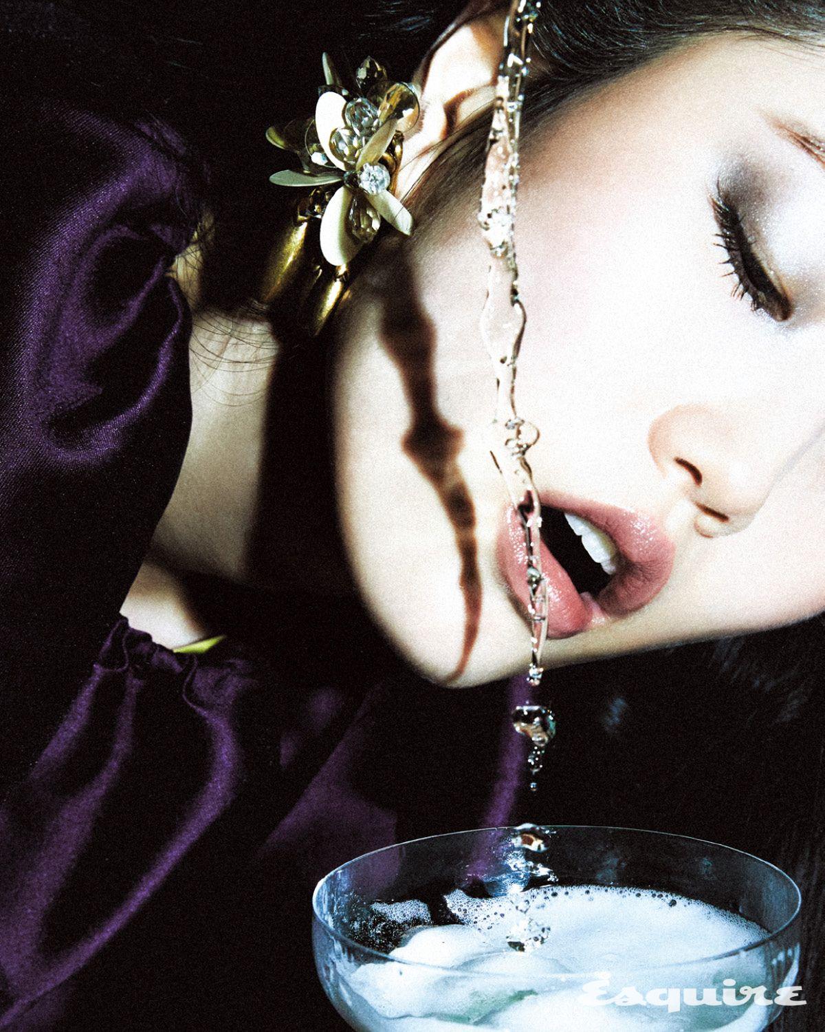 퍼플 타페타 톱 53만원 셀프 포트레이트. 브라스와 크리스털로 완성한 플라워 모티브 싱글 이어링 가격 미정 미우미우.
