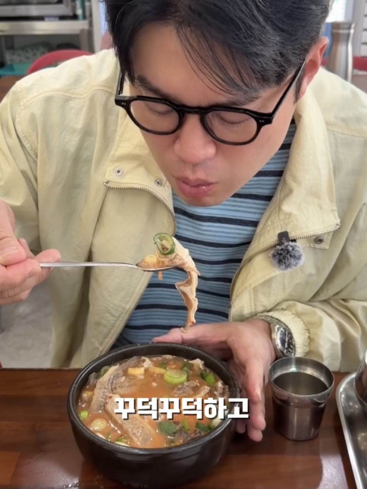 꾸덕꾸덕하지 않고 맑고 깔끔한 국물에 머릿고기와 내장을 넉넉하게 담아낸 순댓국. / 이미지 출처: @choiza11