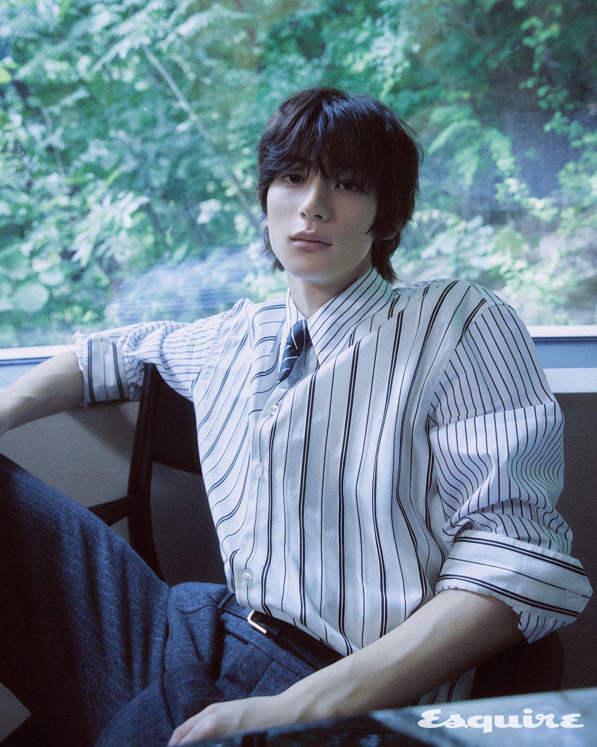 새틴 & 코튼 포플린 윈체스터 셔츠, 울 팬츠, 실크 자카르 타이, 스무드 레더 미니멀 슬림 벨트 모두 생 로랑 by 안토니 바카렐로.
