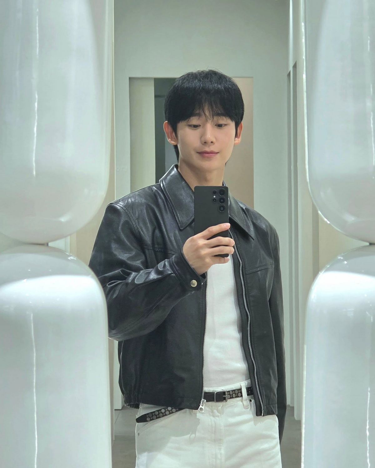 르메르의 스테디셀러 페이퍼 카우 레더 바이커 블루종을 착용한 정해인. / 이미지 출처: 인스타그램 @holyhaein