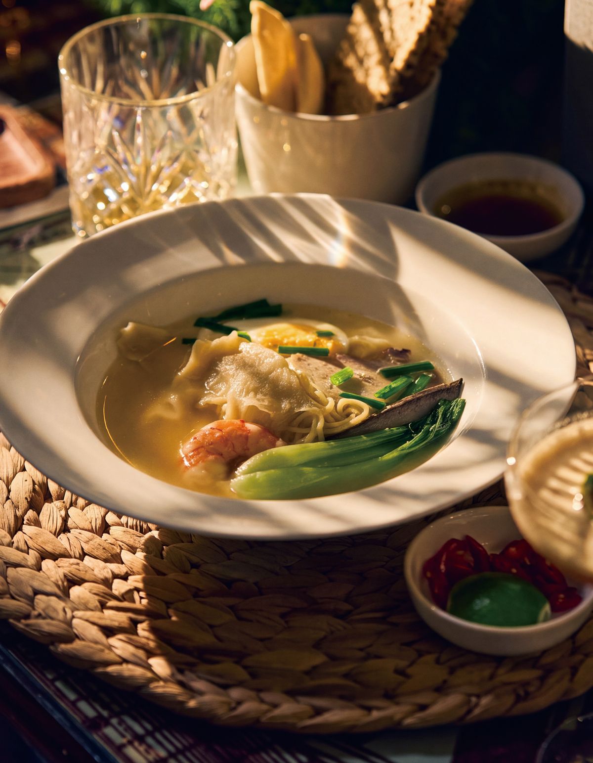 베트남의 전통 요리 문화를 현대적으로 재해석한 ‘Vietnamese Heritage Dinner’. 쉐라톤 푸꾸옥의 셰프드퀴진 응우옌 하이헝과 마담 안투옛의 협업으로 구성되었다. 