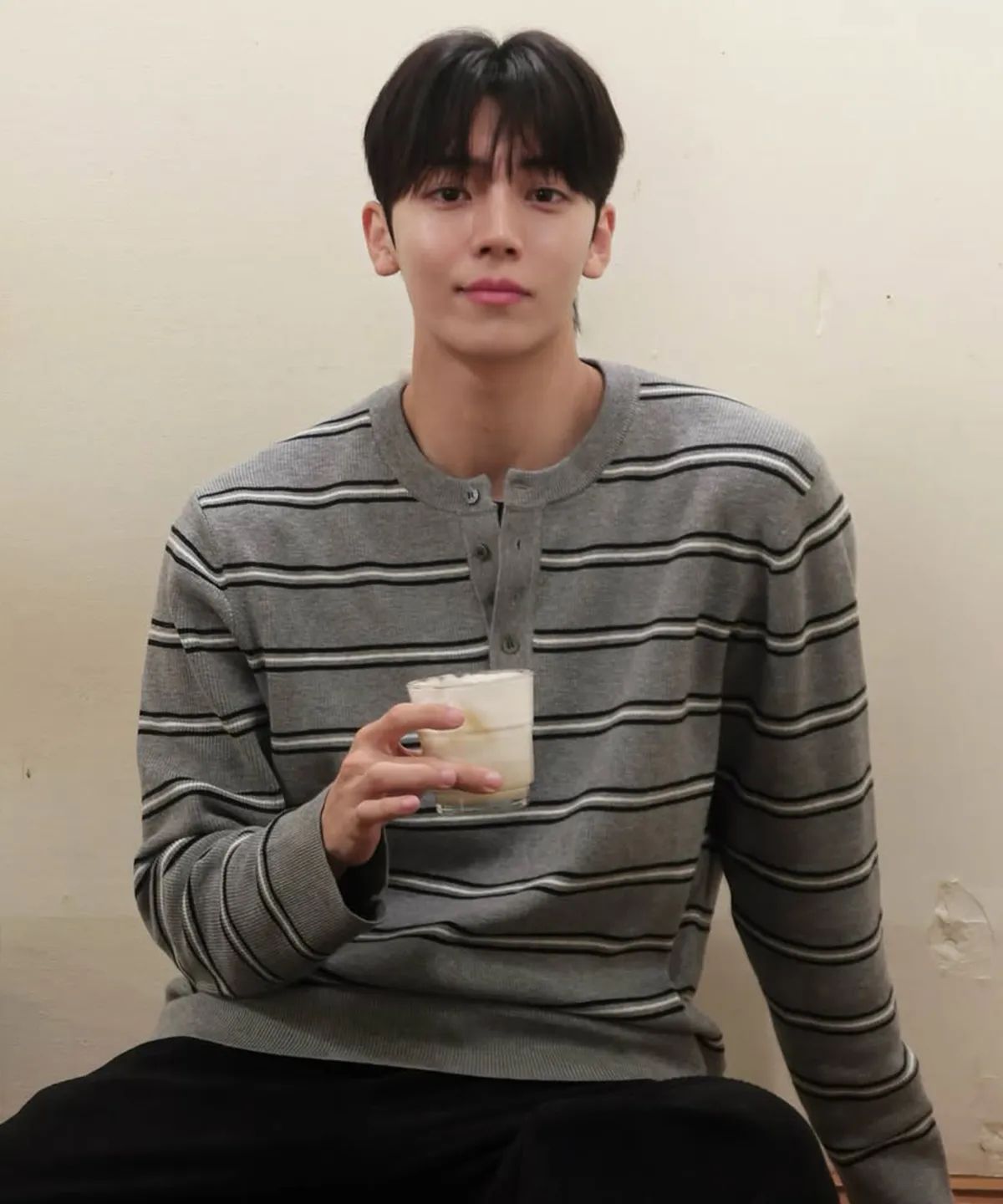 입체적인 하찌 조직에 목 부분의 버튼 디테일을 더한 제품. / 이미지 출처: 무신사
