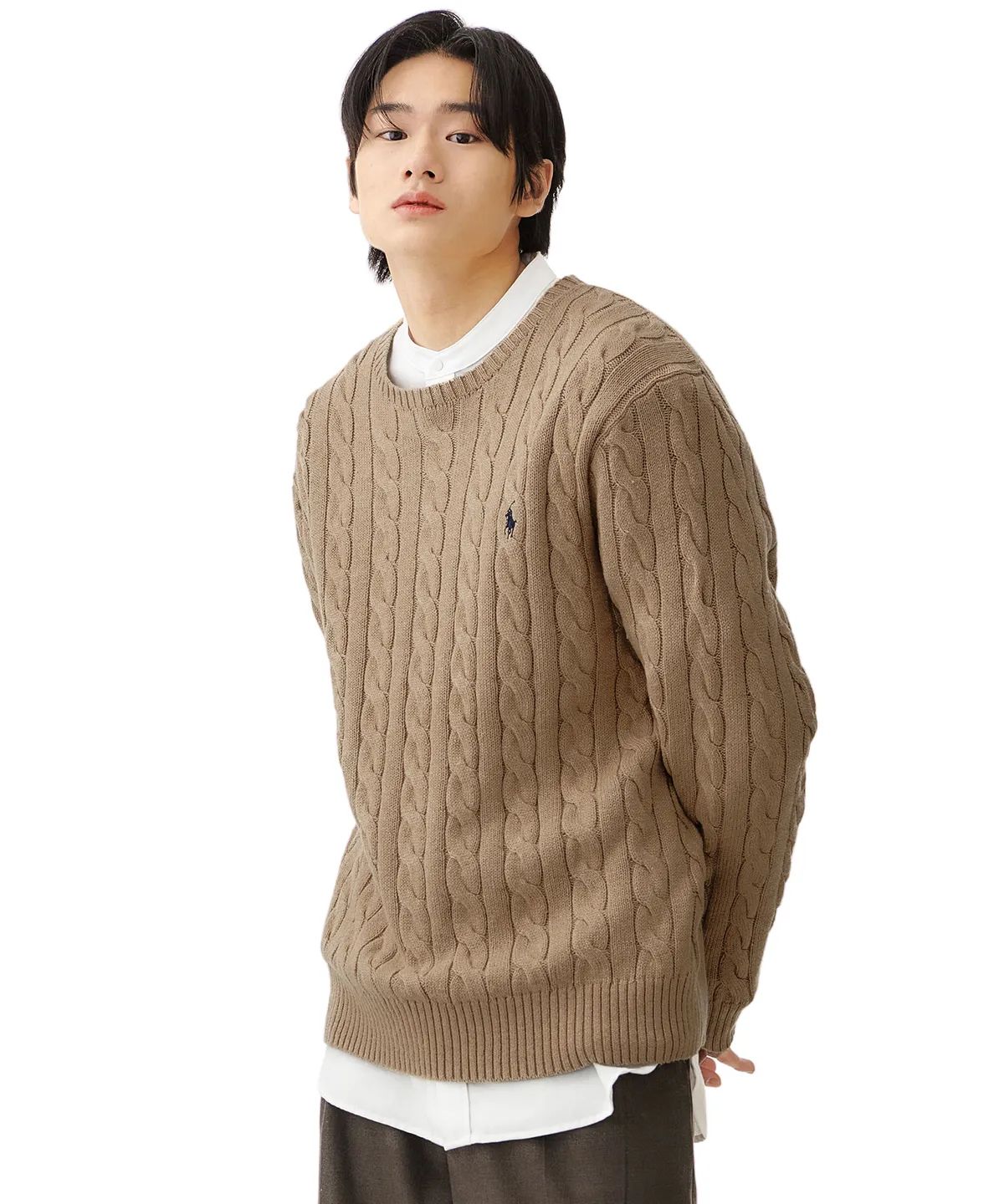 꽈배기 형태의 케이블 짜임과 왼쪽 가슴의 포니 로고로 디자인을 완성한 케이블 니트. / 이미지 출처: 무신사