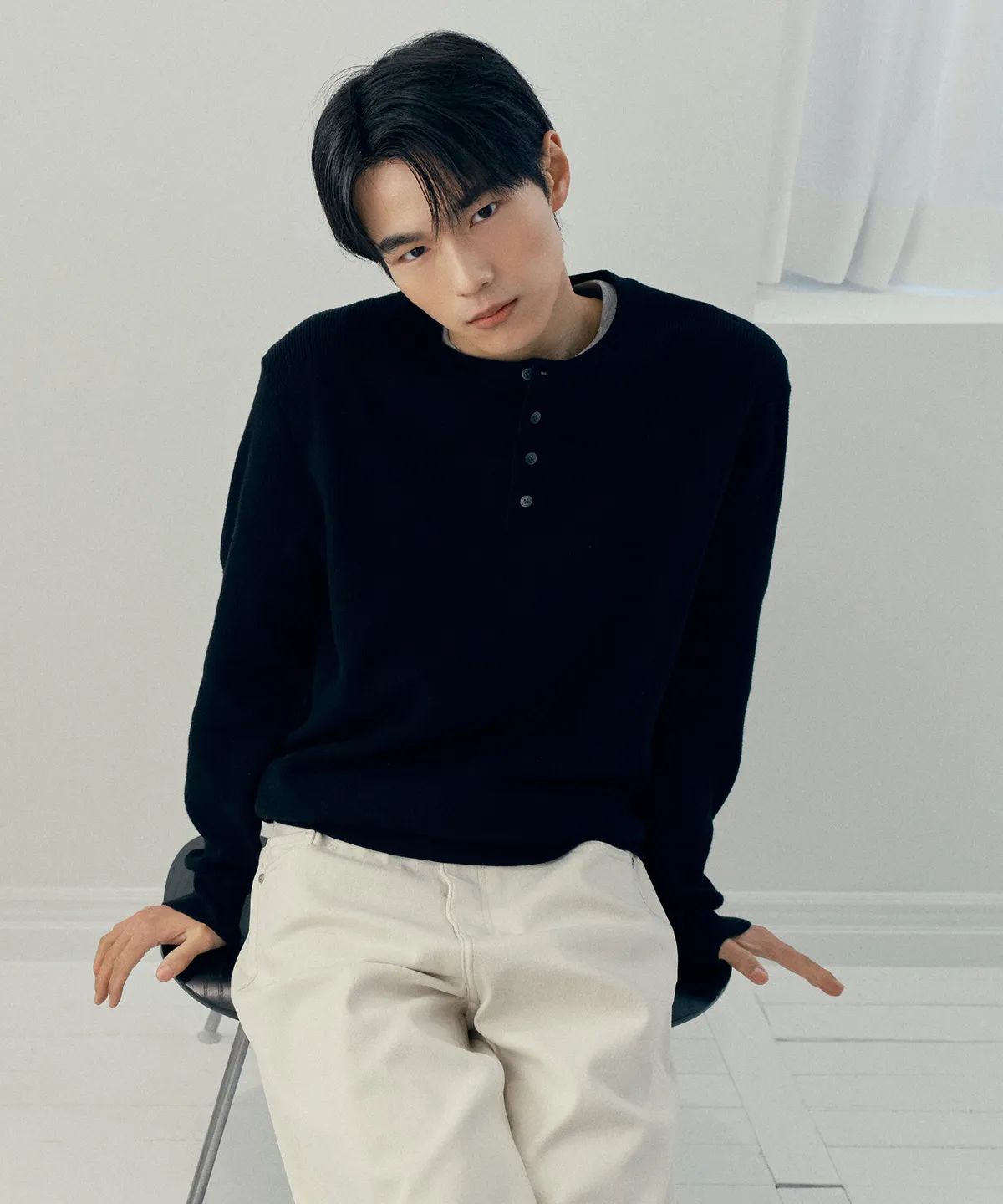 마인드브릿지 하찌 조직 헨리넥 세미 오버핏 데일리 니트. / 이미지 출처: 무신사