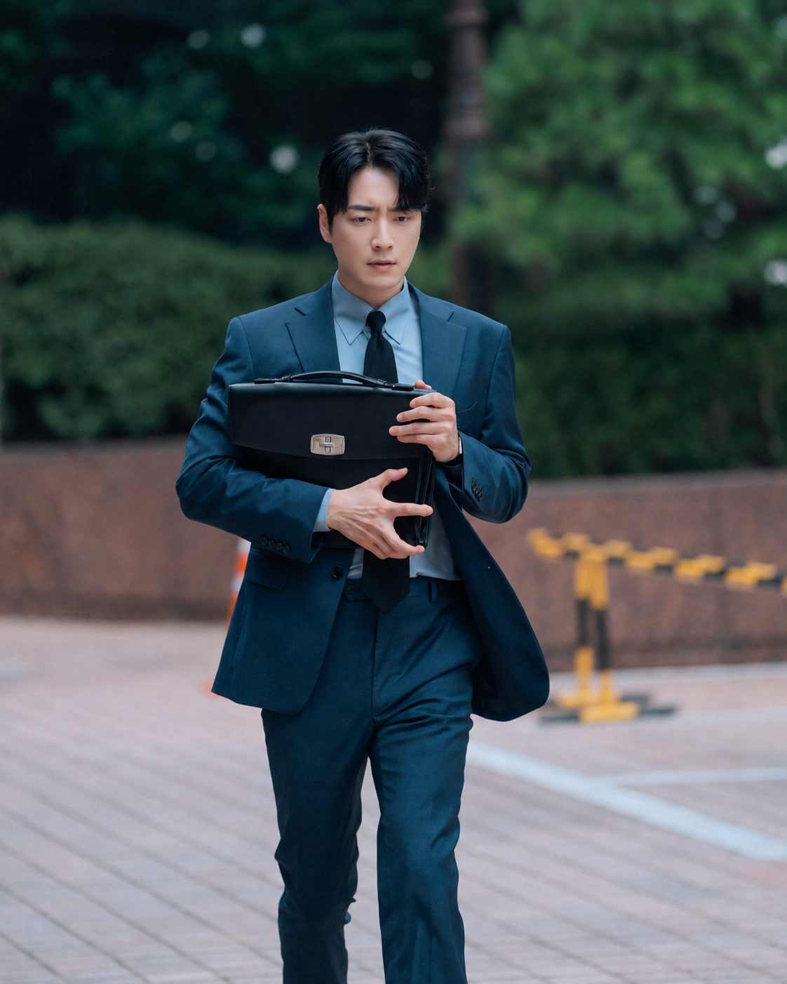 실제로 우리 곁에 있을 법한 팀장 패션의 정석을 보여주는 이준혁의 수트 룩. / 이미지 출처: 배우 이준혁 인스타그램 @leejunhyuk05