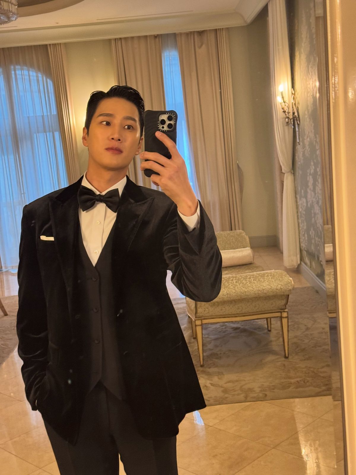 일반적인 형사와는 차원이 다른 스타일을 보여주는 안보현의 럭셔리 형사 룩. / 이미지 출처: 배우 안보현 공식 인스타그램 @bohyunahn