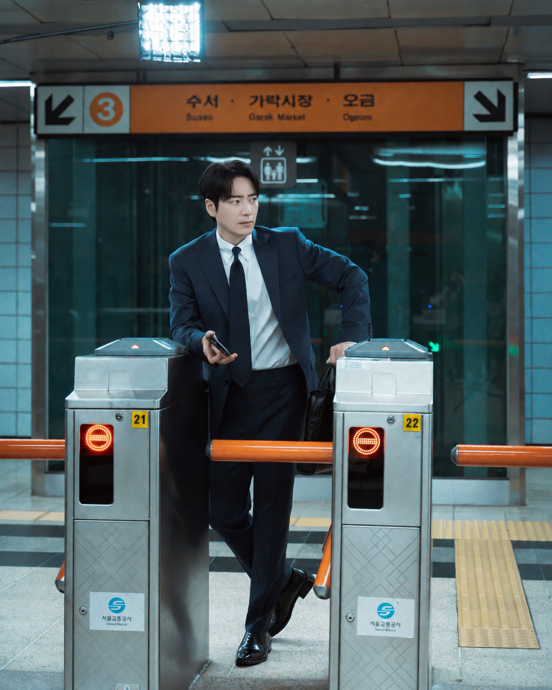 매일 아침 지하철에서 마주칠 법한 직장인의 현실적인 출근 룩을 보여주는 이준혁의 수트 스타일. / 이미지 출처: 배우 이준혁 인스타그램 @leejunhyuk05