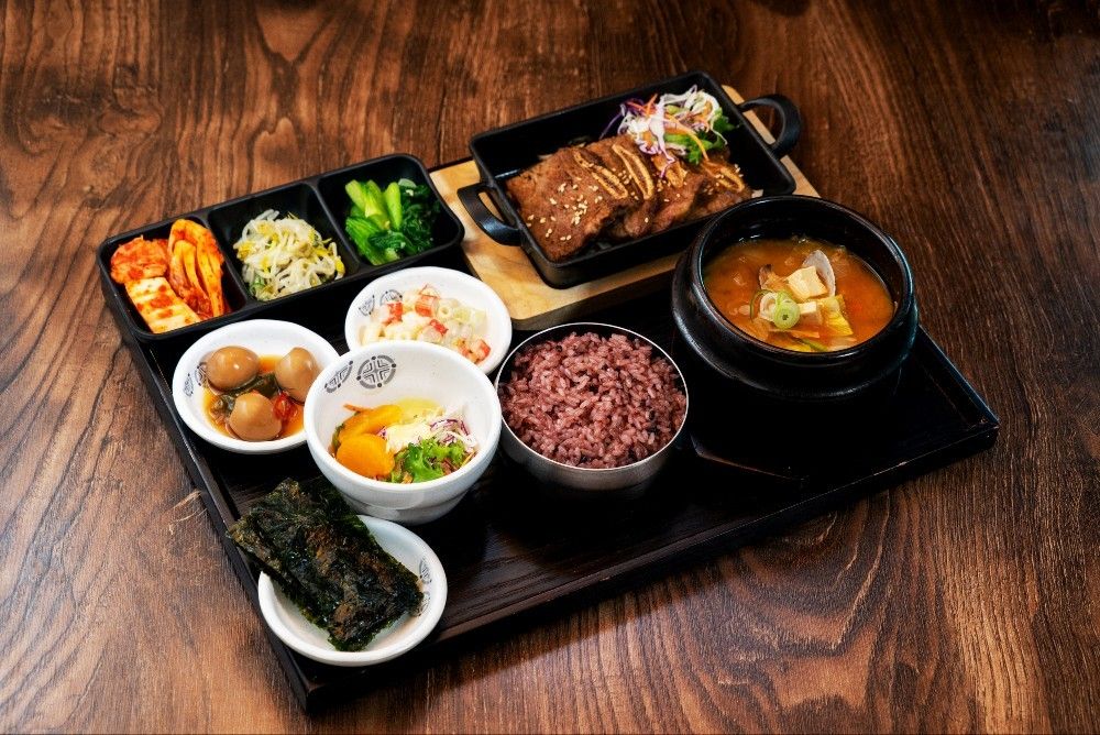 밥과 찌개, 반찬까지 한 상 차림으로 나오는 점심 특선 메뉴 ‘숯불 LA 갈비 정식’. / 이미지 출처: 라비옥 공식 제공