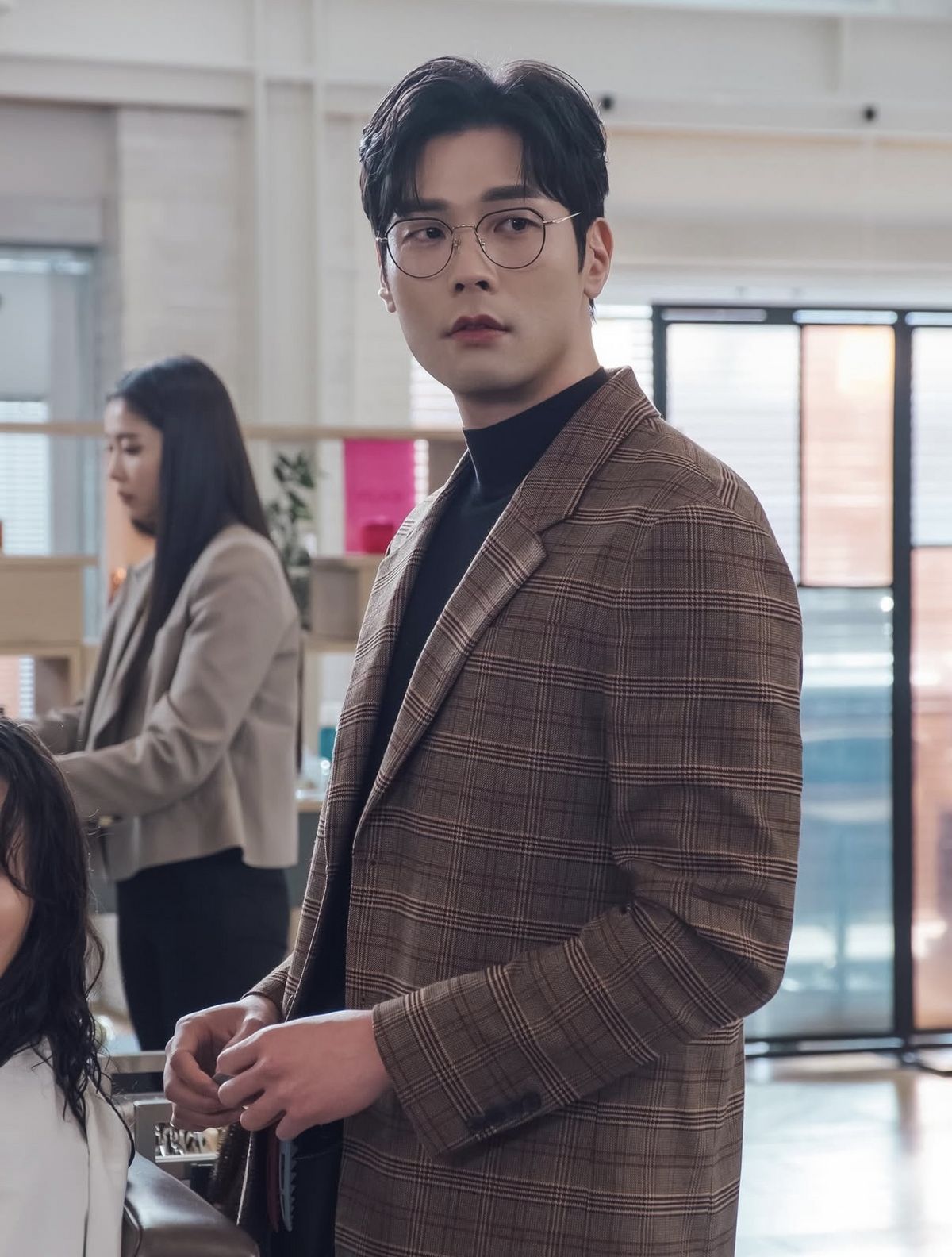 체크 재킷과 터틀넥에 안경을 더해 크리에이티브 직군 특유의 개성을 살린 조합 / 이미지 출처: 최다니엘 공식 인스타그램 @ddaniel_choi