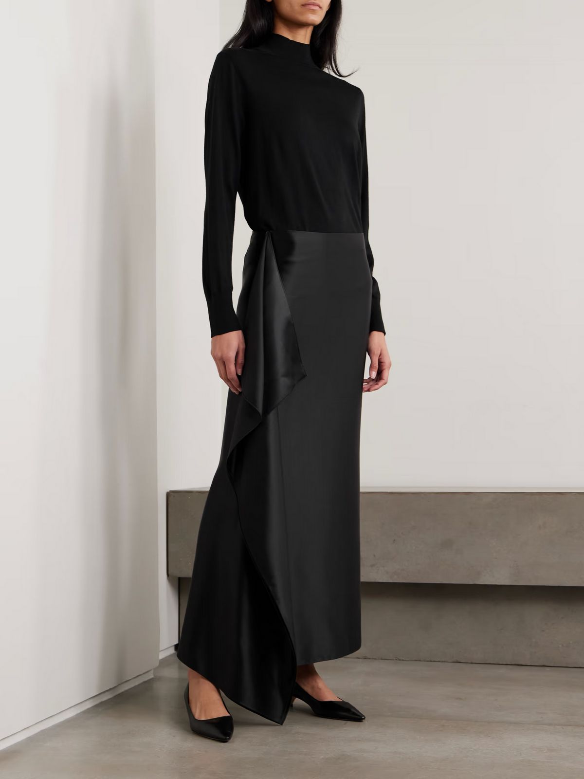매끄러운 광택과 자연스럽게 흐르는 실루엣이 돋보이는 더 로우의 새틴 스커트 스타일링. 절제된 디자인으로 완성한 현대적인 클래식 룩. / 이미지 출처: NET-A-PORTER, FWRD