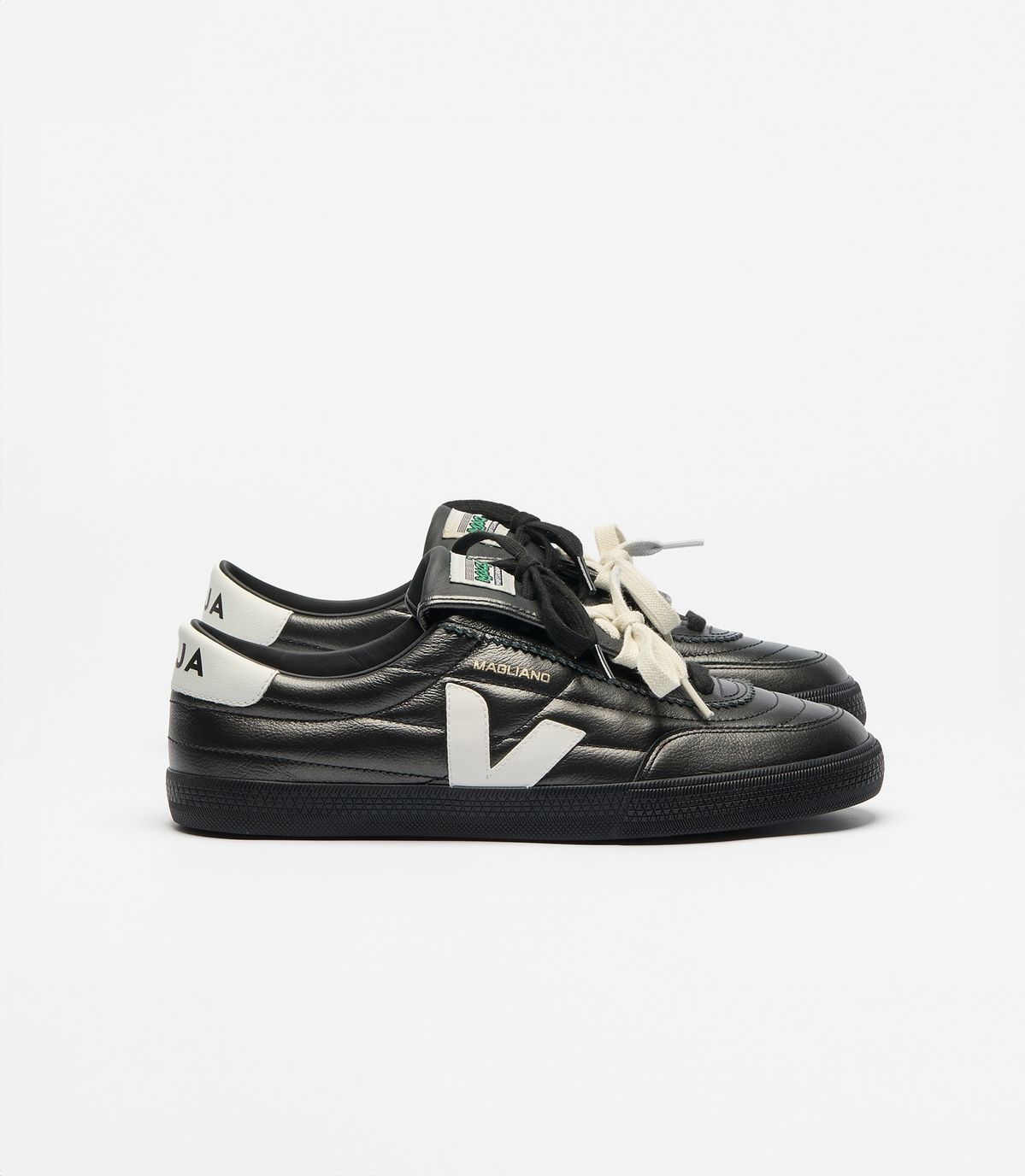 마리아노만의 독특한 감각과 베자의 지속가능한 소재가 만나 탄생한 파넨카 / 이미지 출처: 베자