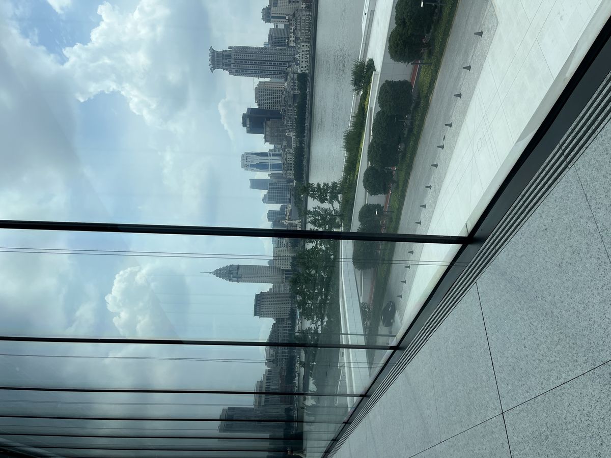 대형 유리창 너머 황푸강과 와이탄이 펼쳐지는 Glass Hall과 탁 트인 시야로 상하이를 내려다볼 수 있는 옥상 루프탑. / 이미지 출처: 필자 촬영