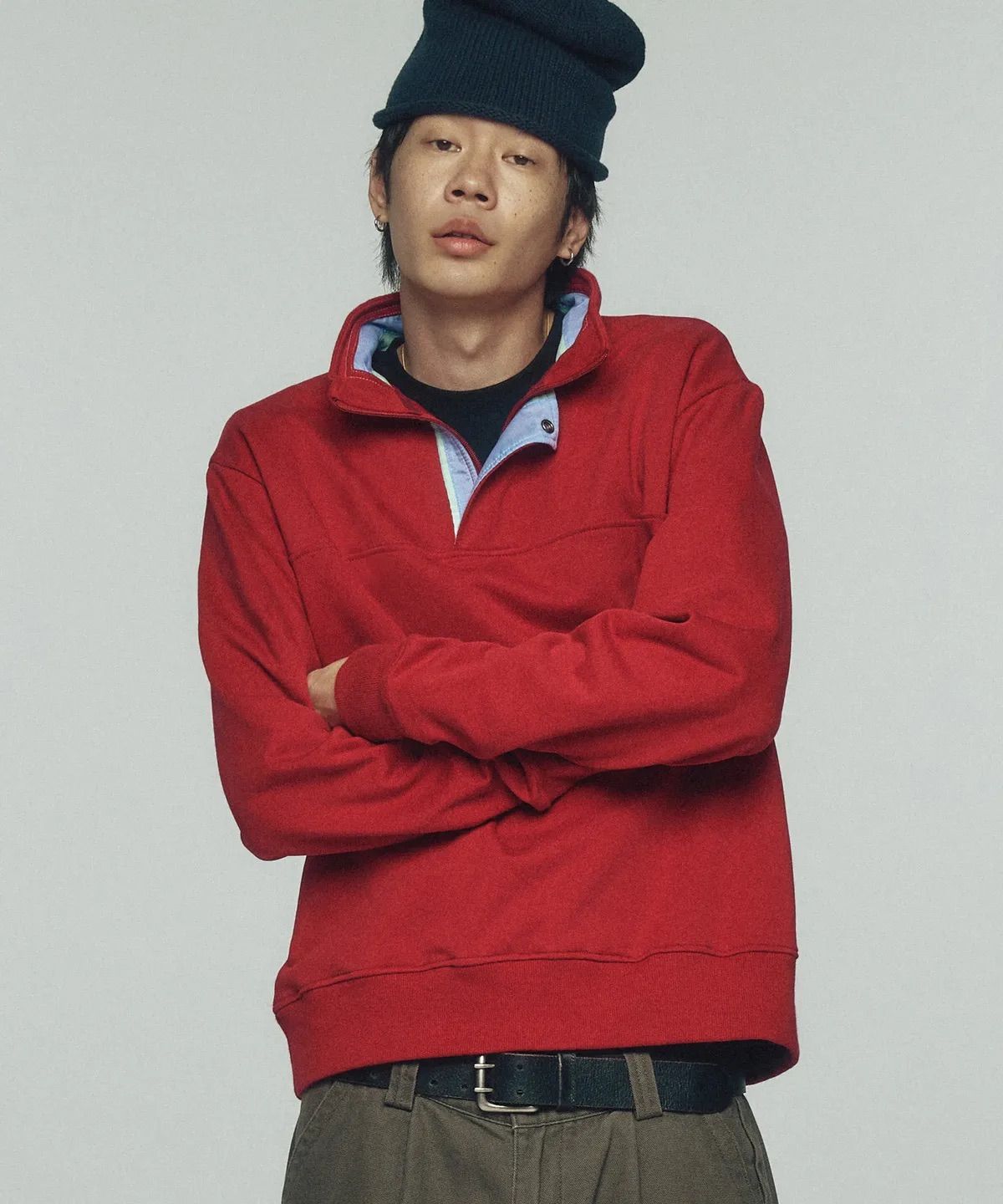 지퍼를 열면 안쪽의 배색이 드러나는 레드 하프 집업. / 이미지 출처: 무신사
