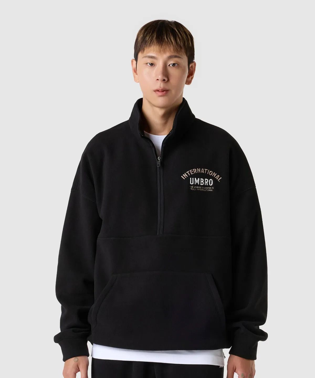 스카이블루 플리스와 입체적인 부클 자수 레터링이 어우러진 하프 집업. / 이미지 출처: 무신사