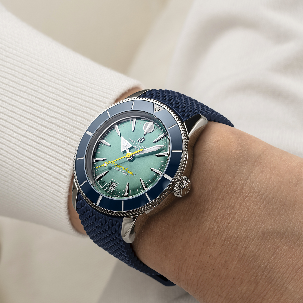 40mm 케이스와 블루 러버 스트랩으로 일상에 어울리는 스타일을 완성한 B31 오토매틱 40. / 이미지 제공: 브라이틀링