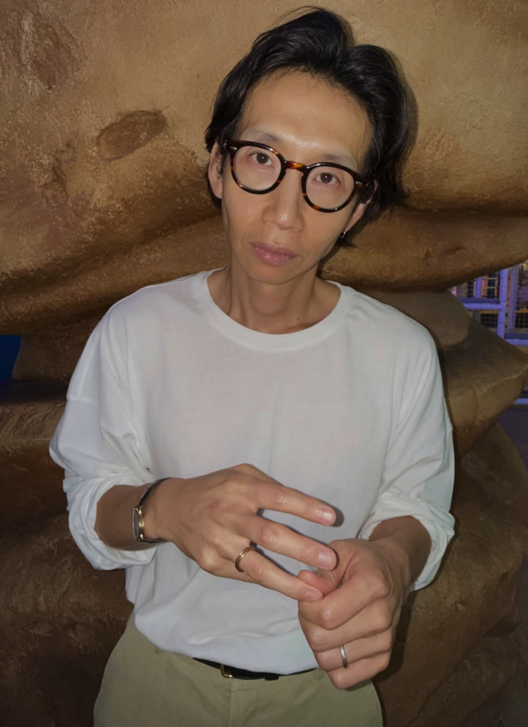 (물론 결혼식에 흰 티는 안되겠지만요.) 넉넉한 핏, 좋은 소재감의 니트, 상의는 구겨진 셔츠보다 백 배 낫다는 것을 보여주는 예시 / 이미지출처: @taegyu_bong