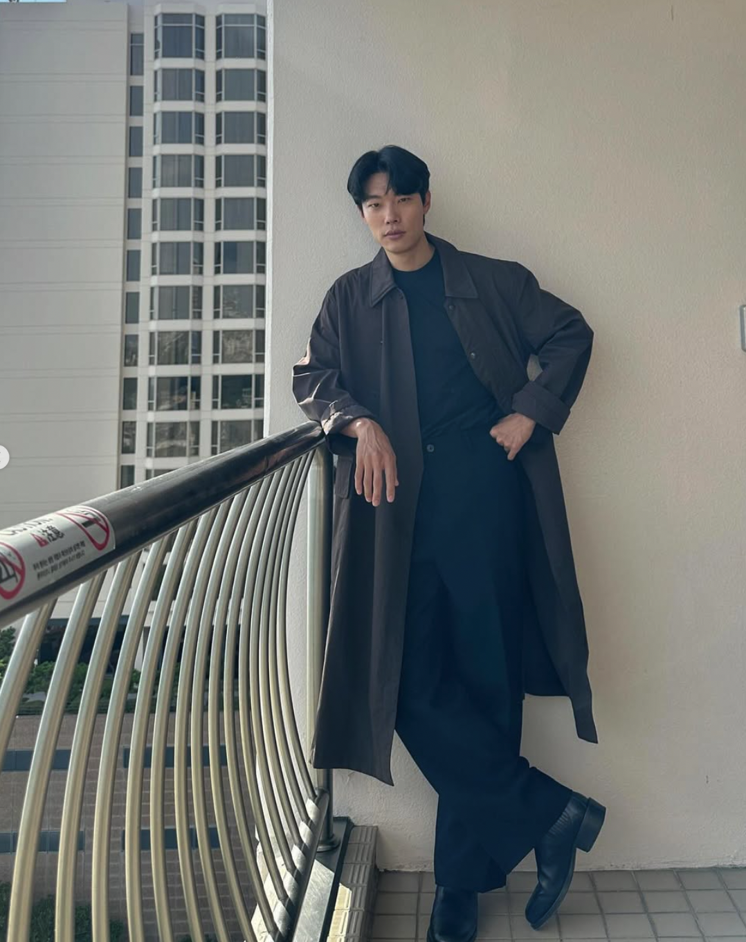 결혼식에 정장만이 답인가요? 류준열의 단정함을 보면 그런 걱정이 사라집니다. / 이미지 출처: @ryusdb