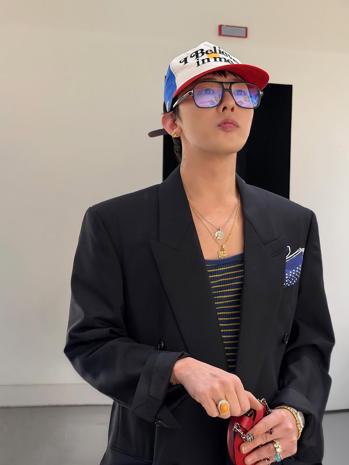 재킷 안에 조금 헐렁한 티셔츠, 이너를 입더라도 목걸이, 모자 등을 위트있게 더해 느끼해보이지 않도록 하는 것이 지디 스타일링의 핵심. / 이미지출처: @8lo8lo8lowme