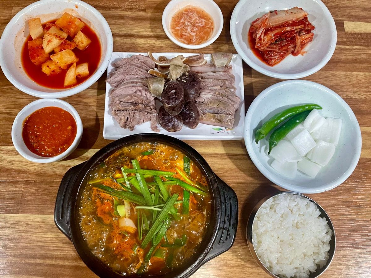 13,000원에 수옥과 특선모듬 그리고 순대국을 즐길 수 있는 고양 토담순대국의 순대국 정식. / 이미지 출처: 네이버 지도 업체 제공