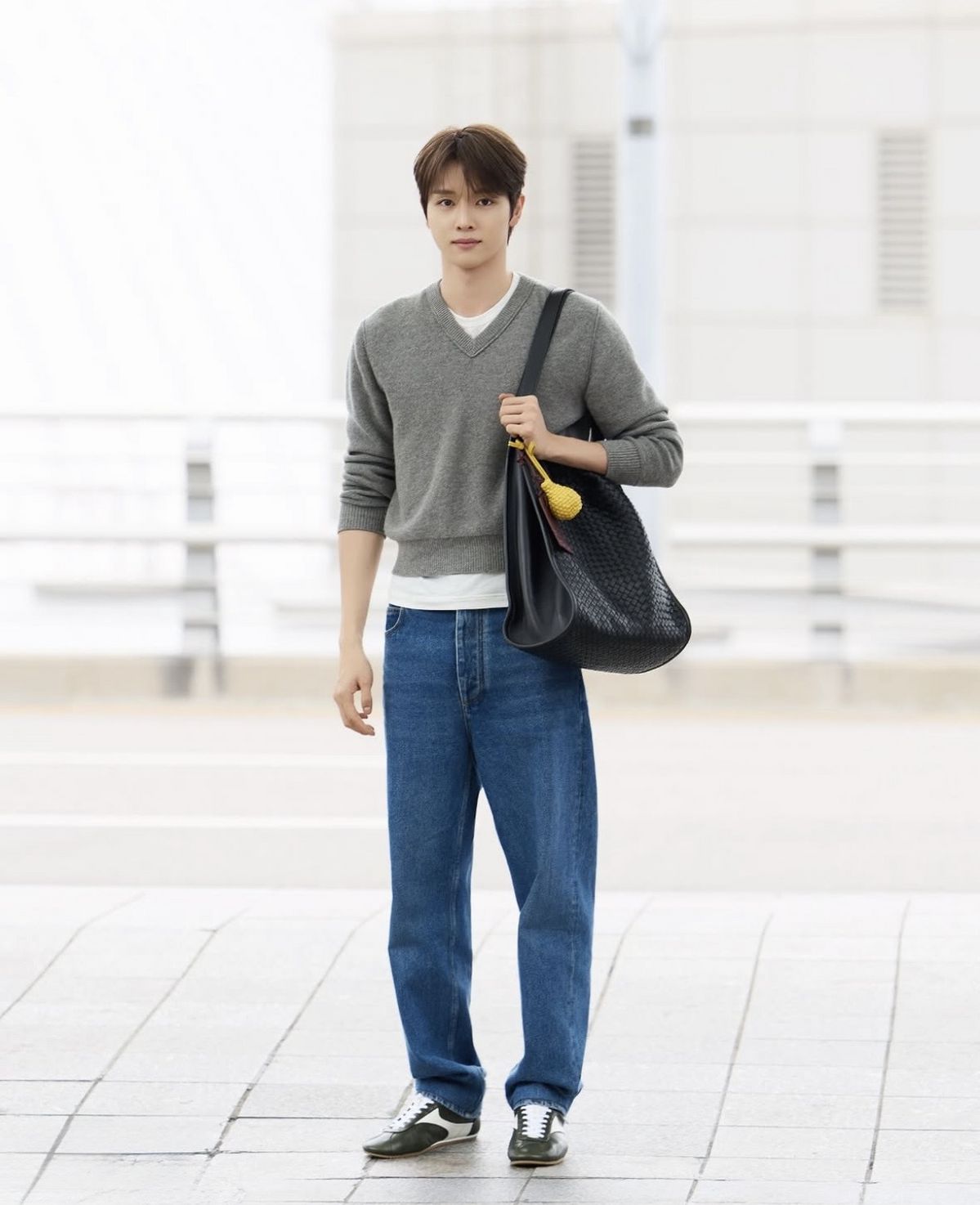 데님에 그레이 니트로 심플하지만 댄디한 남친 룩을 완성한 성찬의 공패 룩 / 이미지 출처: Bottega Veneta
