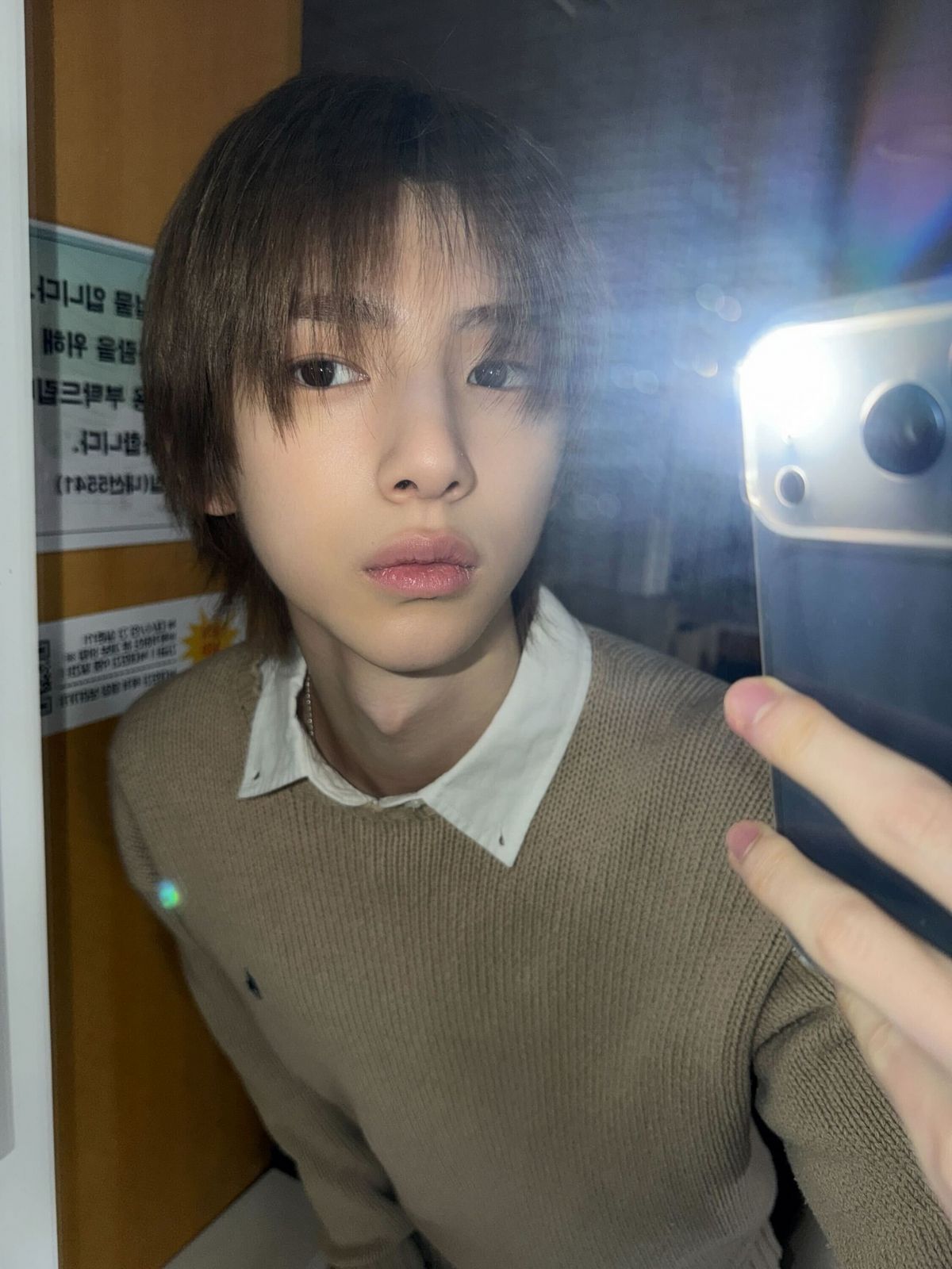 작은 포니 자수가 돋보이는 베이지 폴로 랄프 로렌 니트. / 이미지 출처: 코르티스 위버스 커뮤니티