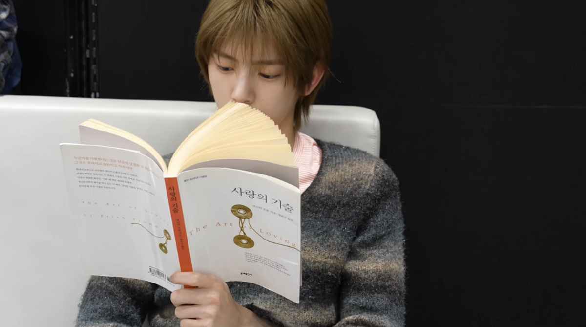 대기실에서 책을 읽고 있는 코르티스 주훈. / 이미지 출처: 코르티스 유튜브