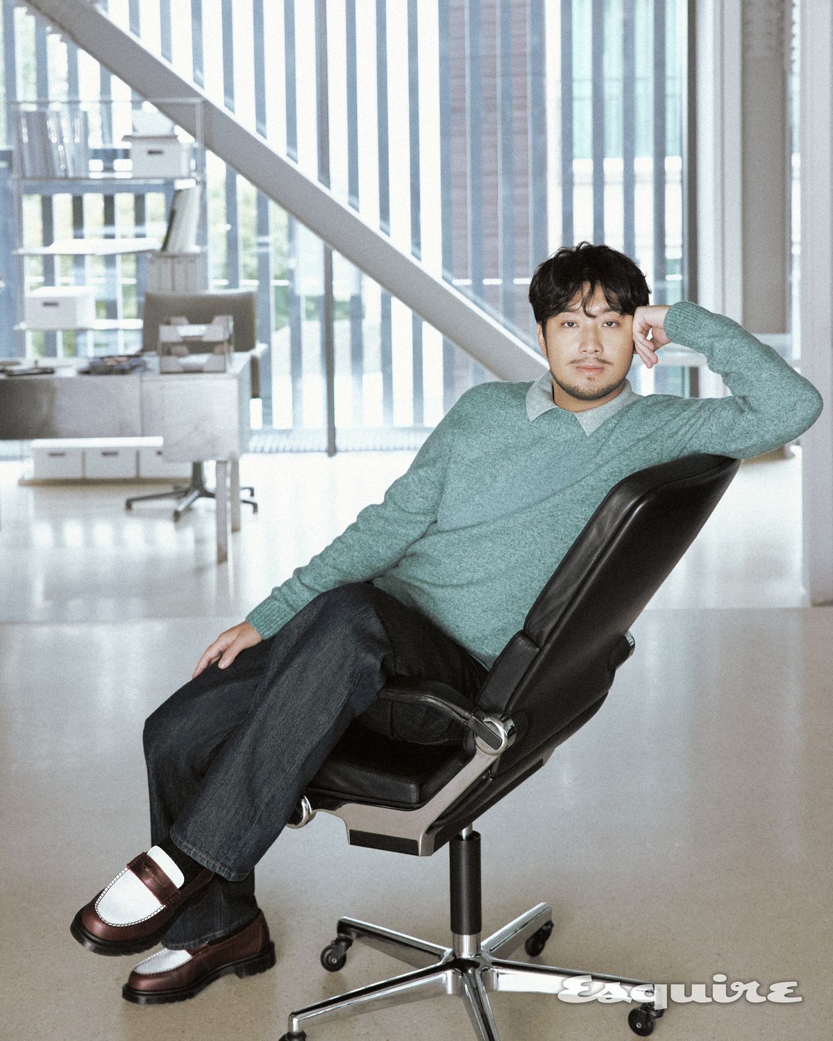 민트 컬러 니트웨어와 데님 팬츠로 편안한 오피스 룩을 연출한 침착맨. / 이미지 출처: 에스콰이어
