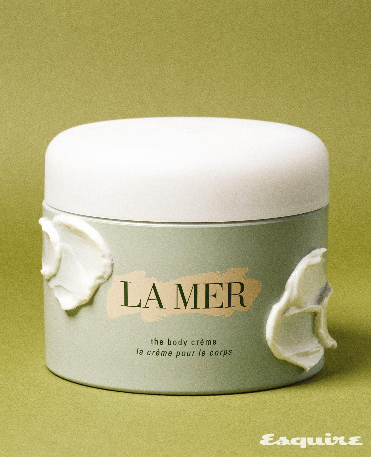 리치한 텍스처로 보습 효과가 오래 지속되는 보디 크림 300mL/45만1000원 라메르. 